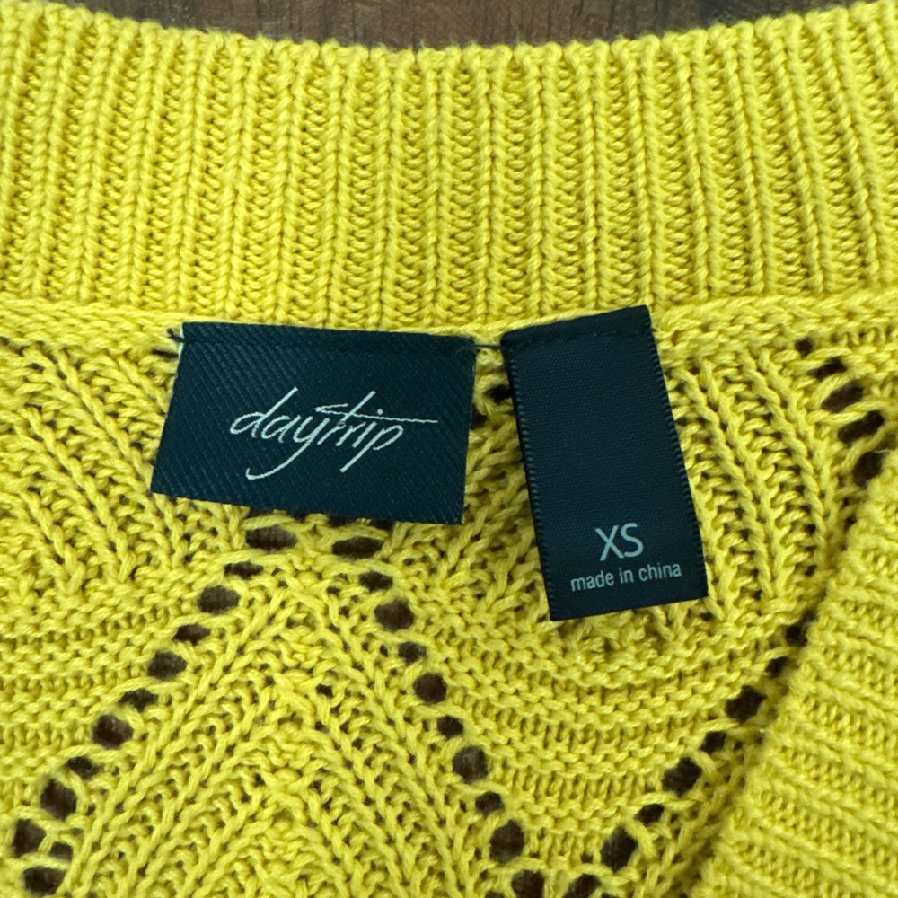 Yellow‎ V-Neck The Buckle Daytrip Women's Cotton Scalloped Sweater - XS/S - Picture 3 of 8